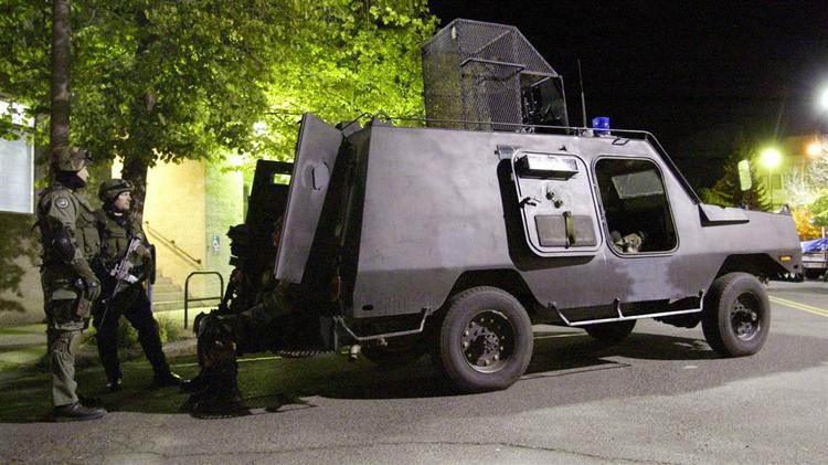 Politiets specialstyrker står klar uden for kirken, hvor en eller flere geværmænd har forskanset sig. 