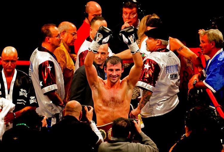 Joe Calzaghe har en rekordliste med 43 sejre i 43 kampe og har været verdensmester i ti år. 