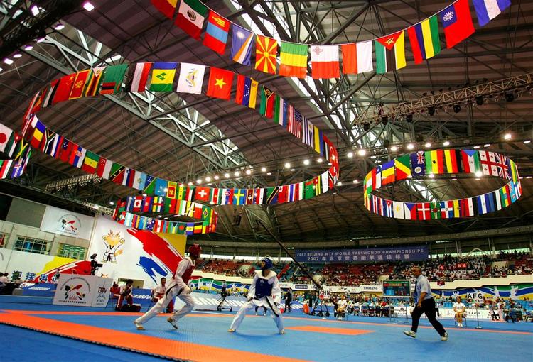 Kinas Zuo Yi(t.h.) mod Afghanistans Rouhullah Nekpa under Taekwondo VM i Changping Gymnasium i Beijing, hvor Philip Rayes tidligere søndag tabte kvartfinalen. 