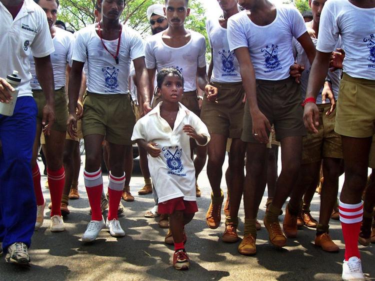 I 2006 standsede læger Budhia Singh i at løbe længere, da der var fem kilometer til mål i et 70-kilometerløb. 