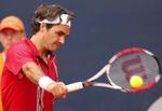 Schweizeren Roger Federer returnere en bold under finalen mod spaniens Rafael Nadal i ATP-turneringen i Hamburg. 