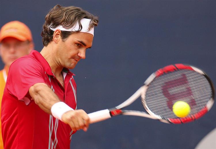 Schweizeren Roger Federer returnere en bold under finalen mod spaniens Rafael Nadal i ATP-turneringen i Hamburg. 