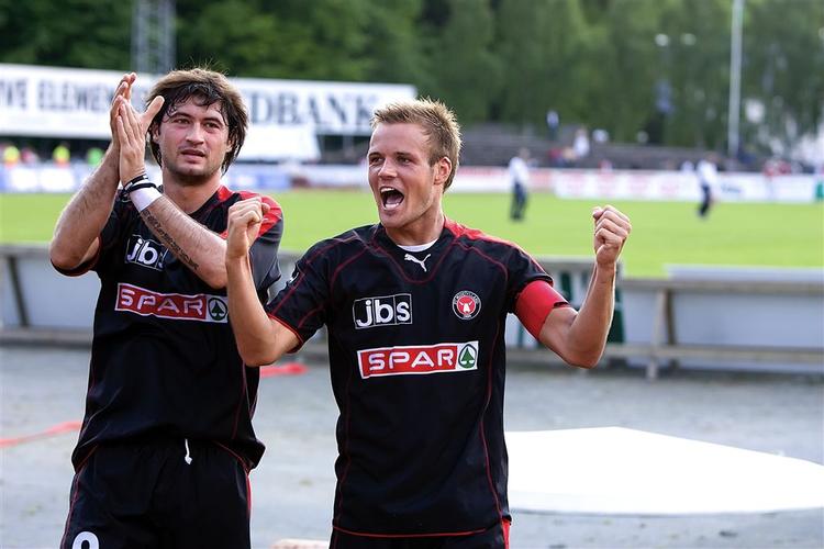 FC Midtjyllands målscorer Kristian Bak (t.h.) jubler over sejren sammen med Sergei Dadu (t.v.).efter søndagens SAS-liga kamp mellem Vejle og FC Midtjylland i Vejle. 
