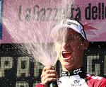 Norske Kurt Asle Arvesen vandt den 8. etape af Giro d'Italia for CSC. 
