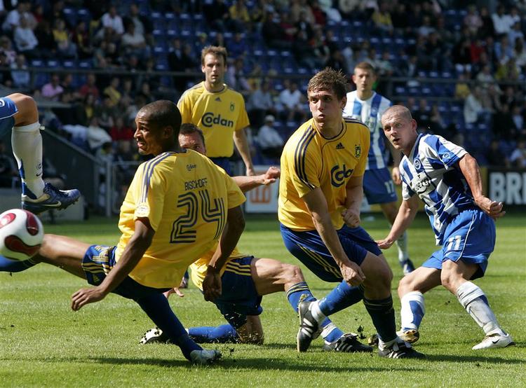 OB's Johan Absalonsen i et målforsøg foran  Mikkerl Bischoff og Morten Duncan Rasmussen. Brøndby vandt 1-0. 