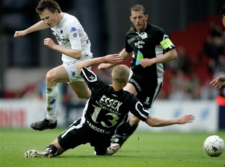 William Kvist(i hvidt fra en tidligere kamp), var dominerende, da FCK søndag slog Viborg 1-0 på udebane. 