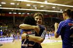 Anja Andersen og Bojana Popovic i omfavnelse. 