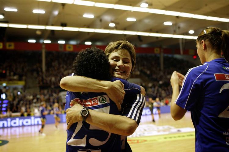 Anja Andersen og Bojana Popovic i omfavnelse. 