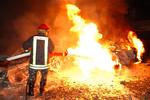 Brandmand slukker en brændende bil efter en eksplosion i et kristent kvarter i Libanons hovedstad Beirut. 