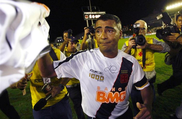 Romario fejres efter at have scoret sit mål nummer 1000 i karrieren. 