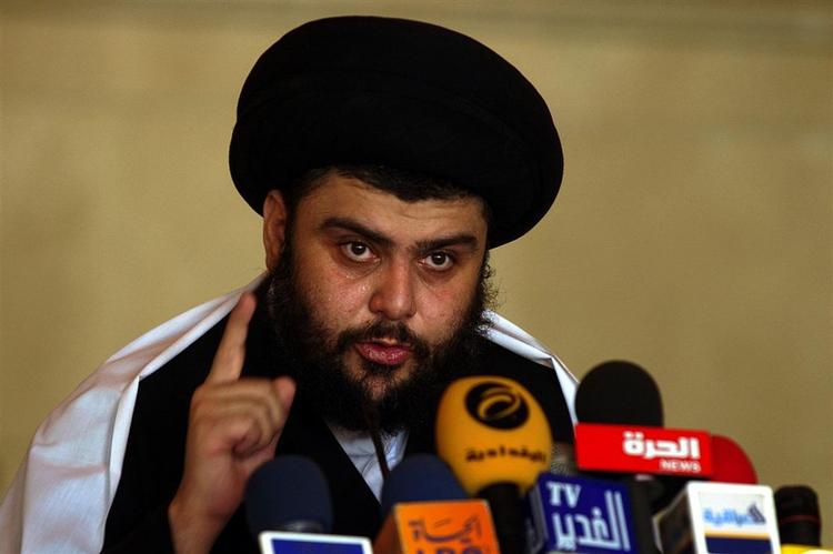 Muqtada al-Sadr under en fredagsbøn. I 2005 tog den politiske del af al-Sadrs bevægelse del i valget og har 32 ud af 275 pladser i det irakiske parlament. Den militære fløj - Mehdi militsen - eksisterer dog fortsat. 