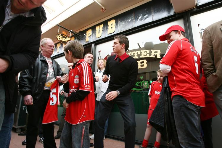 Liverpool stjernen Daniel Agger foran Center Pub i Hvidovre, som han for nyligt blev medejer af. 