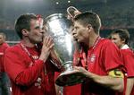 Liverpool anfører Steven Gerrard (t.h.) og Jamie Carragher da Liverpool i 2005 havde vundet Champions League-pokalen. Begge spillere har netop forlænget deres kontrakter med Liverpool. 