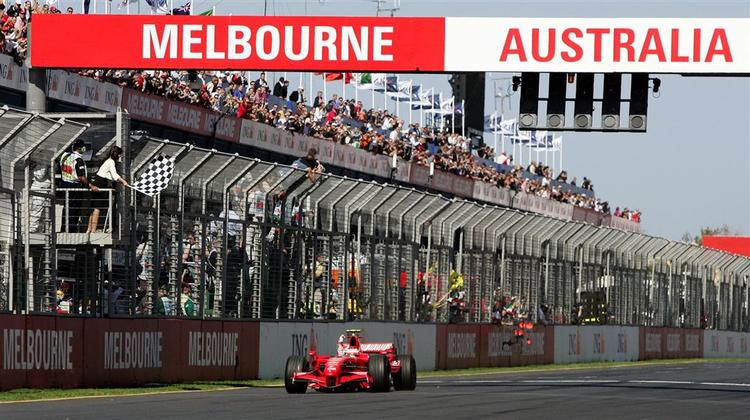 Ferraris finske Formel 1-kører, Kimi Raikkonen, krydser mållinjen som vinder i det seneste austalske Grand Prix i Melbourne. 