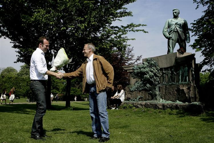 Fra venstre Politikens chefredaktør Stig Ørskov, prismodtager  Hans Drachmann og øverst statuen af Politikens stifter Viggo Hørup, der lægger navn til Politikens egen journalistpris. 