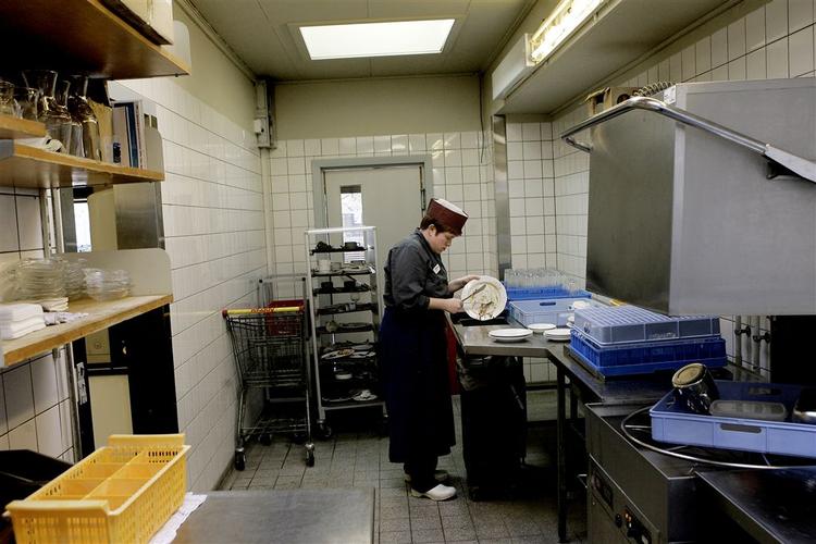En ung handicappet er i praktik i Kvickly i Vordingborg. Ny lov skal sikre uddannelsesforløb for handikappede. 
