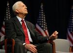 Demokraten Jimmy Carter (tv.) var den 39. amerikanske præsident fra 1977 til 1981. Han trækker nu sin hårde kritik af den republikanske præsident George W. Bush tilbage. 
