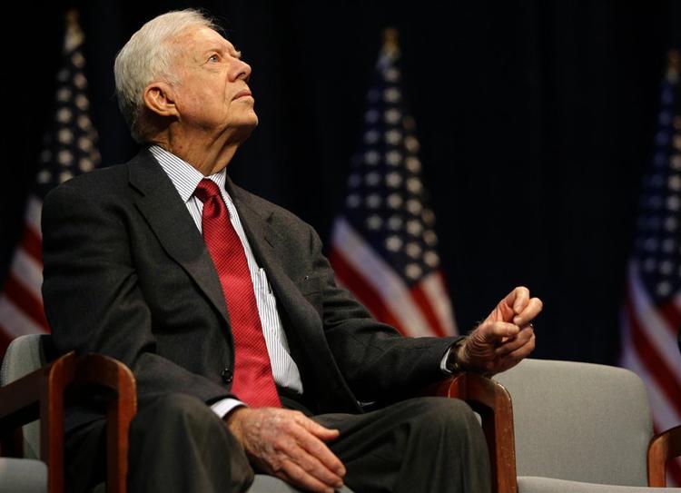 Demokraten Jimmy Carter (tv.) var den 39. amerikanske præsident fra 1977 til 1981. Han trækker nu sin hårde kritik af den republikanske præsident George W. Bush tilbage. 