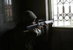 En libanesisk soldat i nærkamp med tropper fra Fatah al-Islam-militsen. 