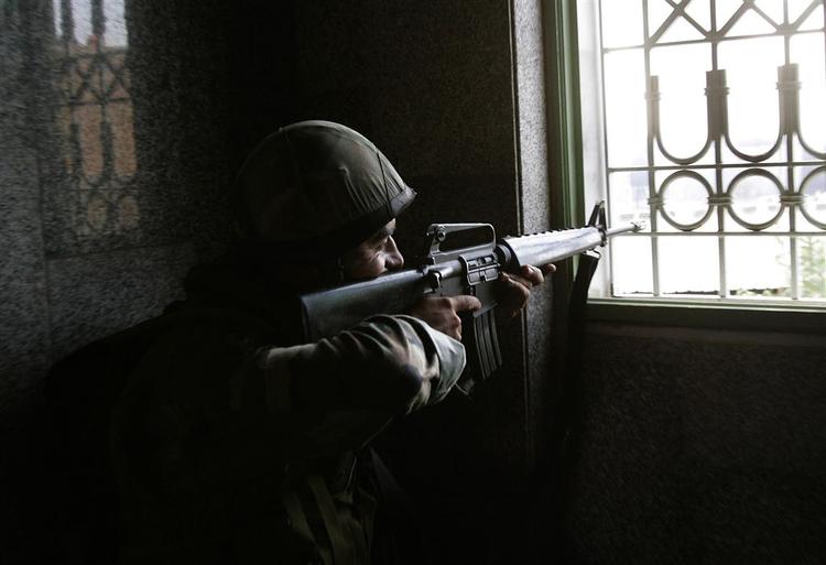 En libanesisk soldat i nærkamp med tropper fra Fatah al-Islam-militsen. 