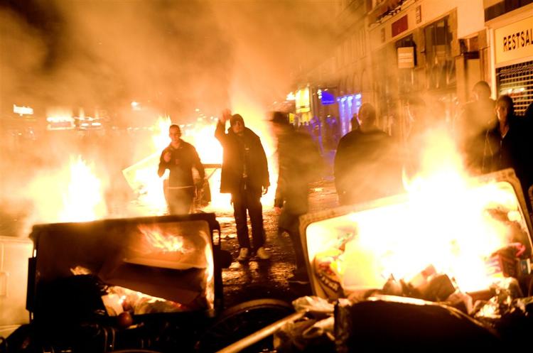 Brændende barrikader, stenkast og molotovcocktails blev af politiet mødt med tåregas og kontante anholdelser under optøjerne efter rydningen af Ungdomshuset på Nørrebro. 