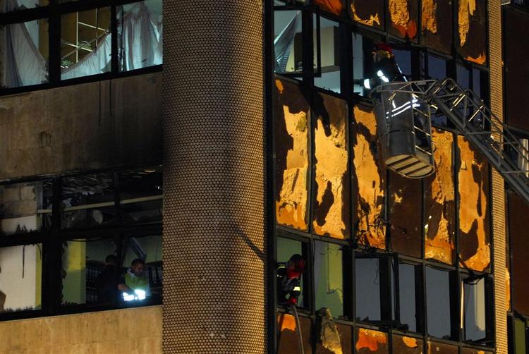Brandmænd kæmper med slukningsarbejdet efter den bombe, der i aftes hærgede store dele af Beiruts Verdun-kvarter. 
