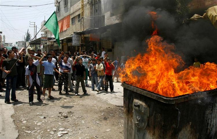 Demonstrationer i Ein el-Hilweh flygtningelejren i Libanons sydlige havneby Sidon. Demonstranterne protesterer mod hærens bombardement mod en flygtningelejr i den nordlige by Tripoli. 
