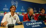 Milantræner Carlo Ancelotti var flankeret af anfører Paolo Maldini og topscorer Kaka ved pressemødet forud for Champions League-finalen. 