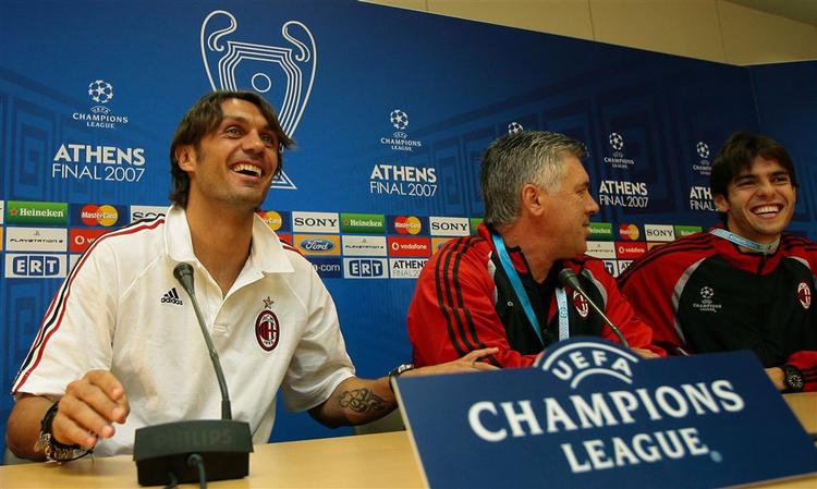 Milantræner Carlo Ancelotti var flankeret af anfører Paolo Maldini og topscorer Kaka ved pressemødet forud for Champions League-finalen. 