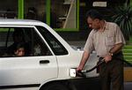 En iransk mand tanker benzin i Tehran. Det koster 25 pct. så meget i dag som i går. 