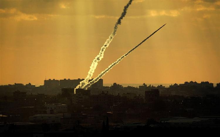 To af de i alt syv raketter, som palæstinensiske milits-grupper affyrede i løbet af tirsdagen mod Israel. I nat angreb Israel igen. 