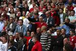 Stikkersvin? Det havde måske været meget godt med et par modne anmeldere, under U21-kampen i aftes. Her er det retfærdige Man. United-fans, der udpeger en flaskekaste-synder i april måned. 