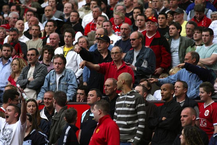 Stikkersvin? Det havde måske været meget godt med et par modne anmeldere, under U21-kampen i aftes. Her er det retfærdige Man. United-fans, der udpeger en flaskekaste-synder i april måned. 