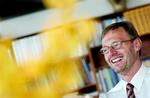 Anders Dam, der er direktør i Jyske Bank, må tage konsekvensen af at være en krejler, mener Forbrugerrådet. 