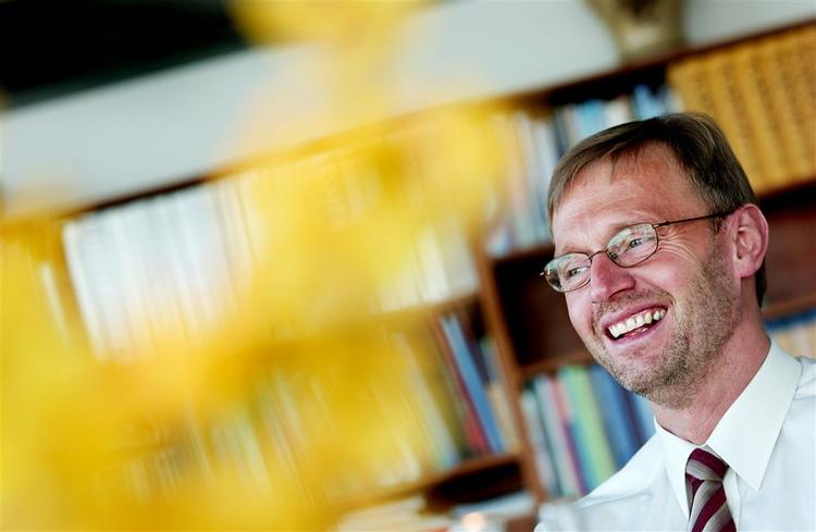 Anders Dam, der er direktør i Jyske Bank, må tage konsekvensen af at være en krejler, mener Forbrugerrådet. 