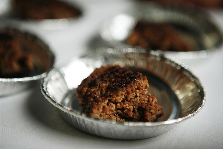 Bøfferne blev placeret i små bakker efter stegning, så dommerpanelet ikke kunne se, hvilken bøf de smagte på. 