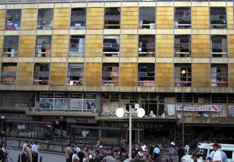 Forretningsgaden i Ankara, hvor en terrorbombe sprang tirsdag aften. 
