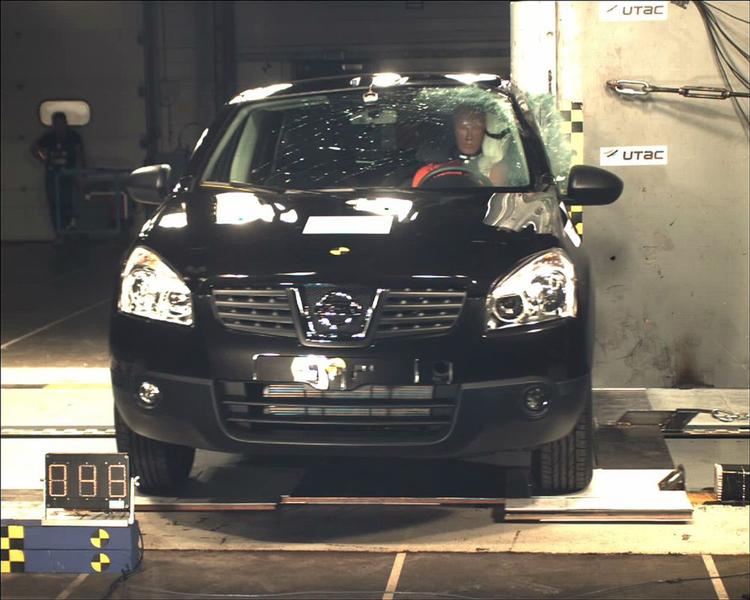 Nissan Qashqai udsættes her for en kollision fra siden. Det klarede den uden problemer. Foto: Euro NCAP 