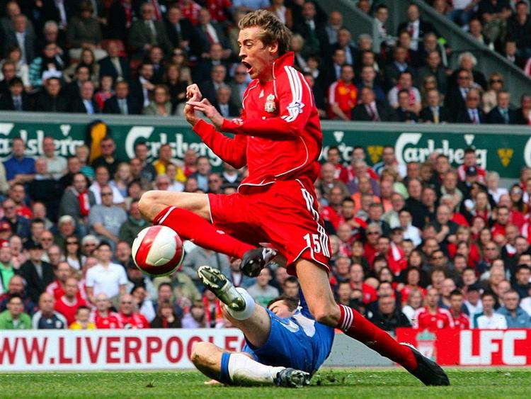 Udover at være Liverpools topscorer med 18 mål i denne sæson (6 i CL), er Peter Crouch også en vigtig brik i det defensive og opbyggende spil: Med sine 2,01 meter har han store fordele i luftrummet og endvidere en sikker spilstation. 