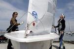 Signe Livbjerg (tv.) og Rie Christiansen blev diskvalificeret for tyvstart i den første sejlads i Medemblik. 