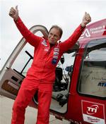 Den engelske pilot Colin Bodill jubler efter at have sat verdensrekord i sin røde helikopter. 