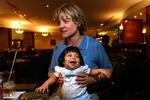 Adoptionsmor fra Minnesota holder 9 måneder gamle Maria fra Guatemala. 