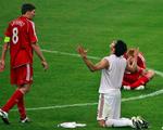 Steven Gerrard måtte give op over for Kaka, der var involveret i begge Milans mål i finalen. 