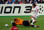 Filippo Inzaghi sendte bolden under Pepe Reina, da han med 2-0-målet lukkede aftenens finale. 