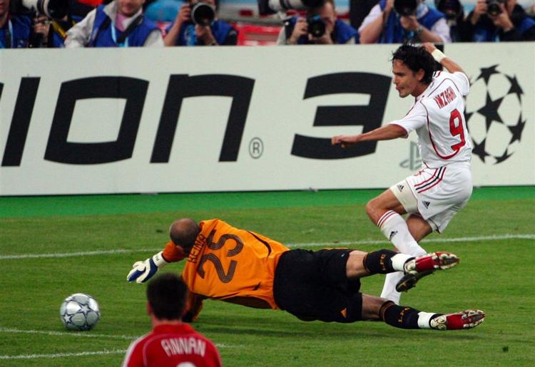 Filippo Inzaghi sendte bolden under Pepe Reina, da han med 2-0-målet lukkede aftenens finale. 