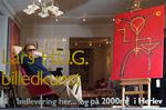 Her poserer Lars H.U.G. i vinduet til auktionsfirmaet Lauritz.coms filial i Bredgade. 