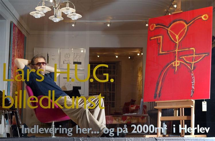 Her poserer Lars H.U.G. i vinduet til auktionsfirmaet Lauritz.coms filial i Bredgade. 