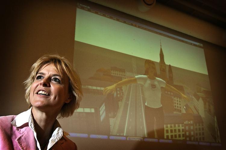 Tænketanken for internationalisering og erhvervsudvikling i København fremlagde i dag den resultater, blandt andet med en film, hvor tænketankens formand, Lykke Friis, flyver rundt i Second Life. 