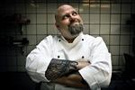 Carsten Olsen har et billede hængende i køkkenet af en madanmelder, han ikke er helt tilfreds med. Alligevel har han inviteret ham til kinddans. Hvad det så end betyder.  Foto: Joachim Adrian 
