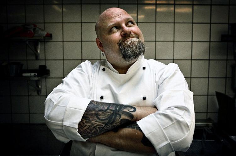Carsten Olsen har et billede hængende i køkkenet af en madanmelder, han ikke er helt tilfreds med. Alligevel har han inviteret ham til kinddans. Hvad det så end betyder.  Foto: Joachim Adrian 